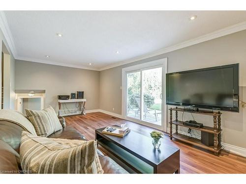 2489 Yarmouth Crescent, Oakville, ON - Indoor Photo Showing Living Room