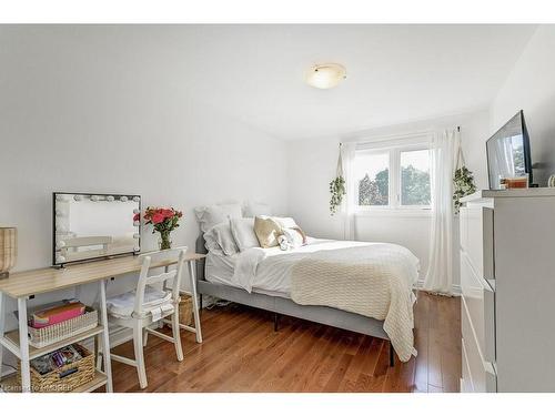 2489 Yarmouth Crescent, Oakville, ON - Indoor Photo Showing Bedroom