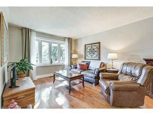 2489 Yarmouth Crescent, Oakville, ON - Indoor Photo Showing Living Room