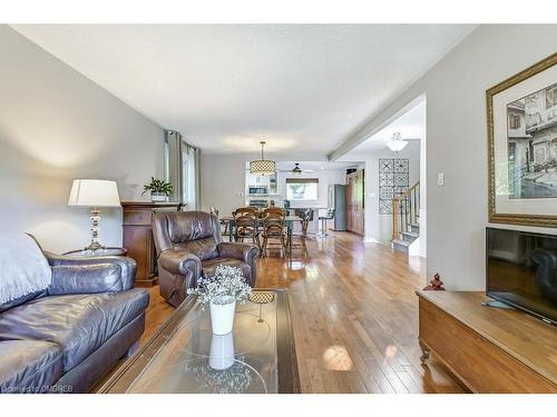 2489 Yarmouth Crescent, Oakville, ON - Indoor Photo Showing Living Room