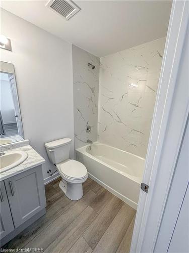 213-460 Dundas Street E, Hamilton, ON - Indoor Photo Showing Bathroom