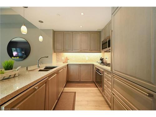 129-3500 Lakeshore Road W, Oakville, ON - Indoor Photo Showing Kitchen With Double Sink With Upgraded Kitchen