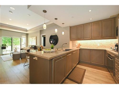 129-3500 Lakeshore Road W, Oakville, ON - Indoor Photo Showing Kitchen With Upgraded Kitchen