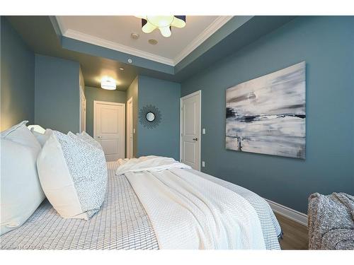 129-3500 Lakeshore Road W, Oakville, ON - Indoor Photo Showing Bedroom