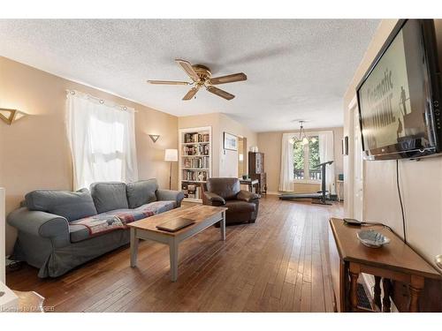 13 East 9Th Street, Hamilton, ON - Indoor Photo Showing Living Room