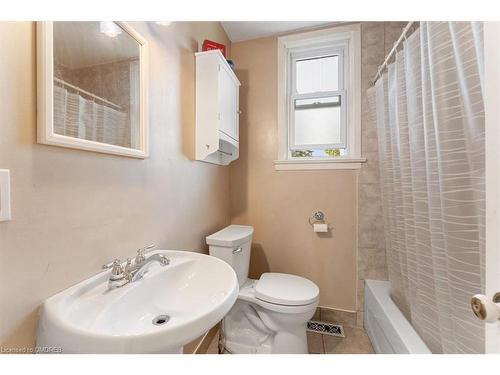 13 East 9Th Street, Hamilton, ON - Indoor Photo Showing Bathroom