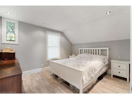 13 East 9Th Street, Hamilton, ON - Indoor Photo Showing Bedroom