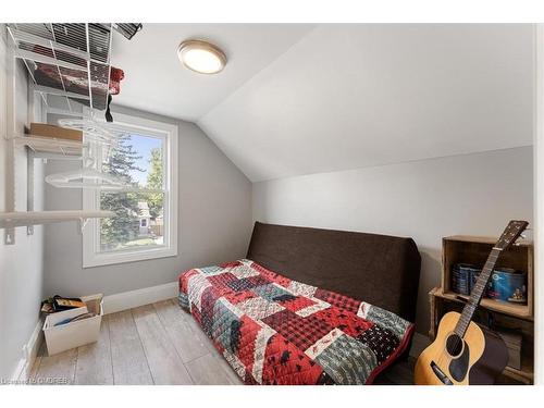 13 East 9Th Street, Hamilton, ON - Indoor Photo Showing Bedroom