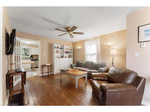 13 East 9Th Street, Hamilton, ON - Indoor Photo Showing Living Room