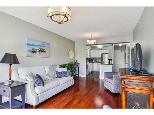 604-1110 Walden Circle, Mississauga, ON - Indoor Photo Showing Living Room