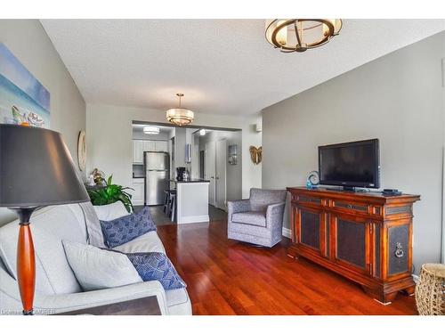 604-1110 Walden Circle, Mississauga, ON - Indoor Photo Showing Living Room