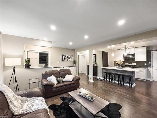 6 Eldorado Court, Hamilton, ON - Indoor Photo Showing Living Room