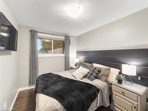 6 Eldorado Court, Hamilton, ON - Indoor Photo Showing Bedroom