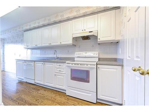 1009-1700 The College Way, Mississauga, ON - Indoor Photo Showing Kitchen