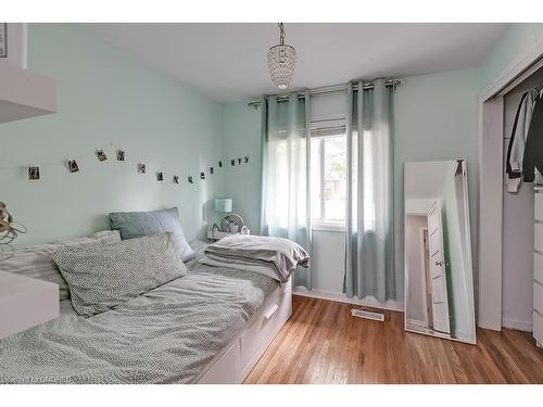 548 Swann Drive, Oakville, ON - Indoor Photo Showing Bedroom