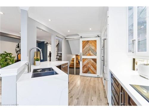 2097 Redstone Crescent, Oakville, ON - Indoor Photo Showing Kitchen