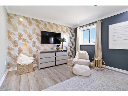 2097 Redstone Crescent, Oakville, ON - Indoor Photo Showing Living Room