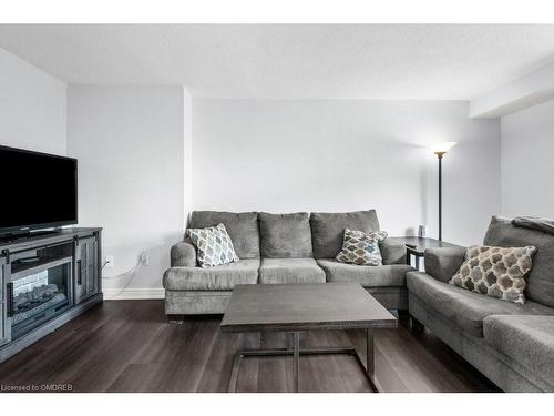 16-391 Stone Church Road E, Hamilton, ON - Indoor Photo Showing Living Room