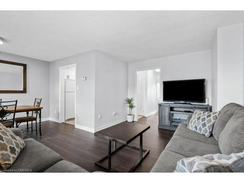 16-391 Stone Church Road E, Hamilton, ON - Indoor Photo Showing Living Room