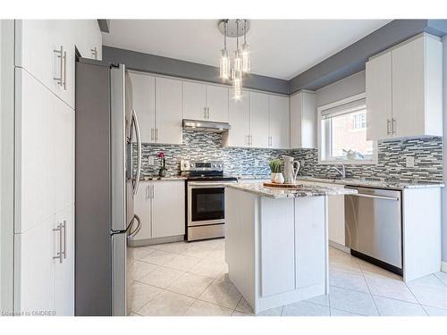 557 Settlers Road W, Oakville, ON - Indoor Photo Showing Kitchen With Upgraded Kitchen