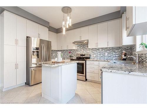 557 Settlers Road W, Oakville, ON - Indoor Photo Showing Kitchen With Double Sink With Upgraded Kitchen