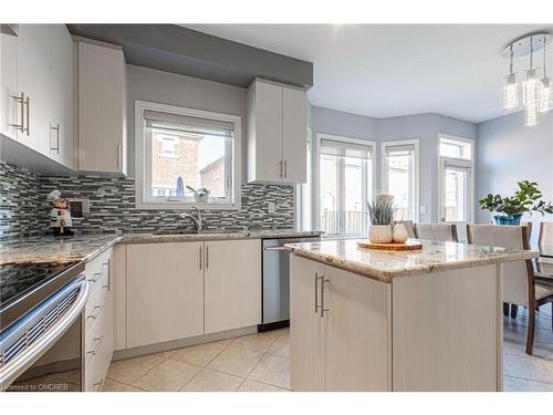 557 Settlers Road W, Oakville, ON - Indoor Photo Showing Kitchen With Upgraded Kitchen