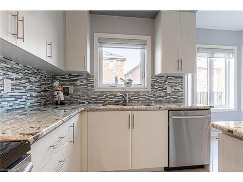 557 Settlers Road W, Oakville, ON - Indoor Photo Showing Kitchen With Double Sink With Upgraded Kitchen