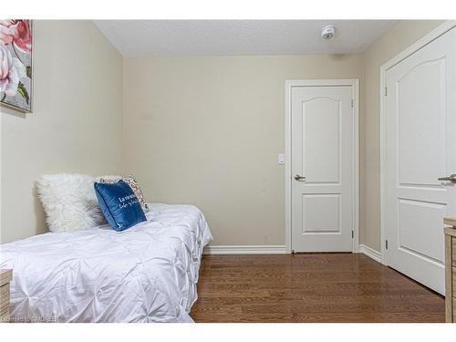 557 Settlers Road W, Oakville, ON - Indoor Photo Showing Bedroom