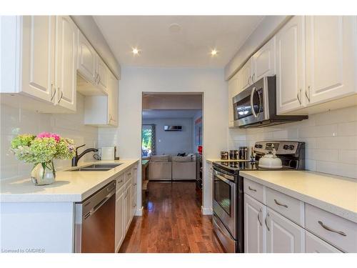 8-2062 Lakeshore Road W, Oakville, ON - Indoor Photo Showing Kitchen With Stainless Steel Kitchen With Double Sink With Upgraded Kitchen