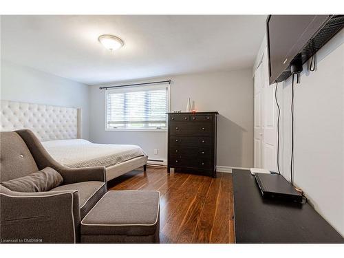 8-2062 Lakeshore Road W, Oakville, ON - Indoor Photo Showing Bedroom