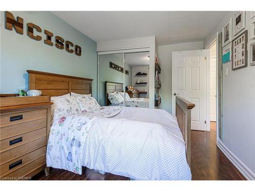 8-2062 Lakeshore Road W, Oakville, ON - Indoor Photo Showing Bedroom