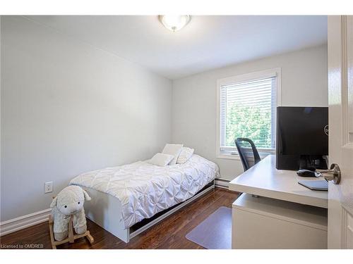 8-2062 Lakeshore Road W, Oakville, ON - Indoor Photo Showing Bedroom