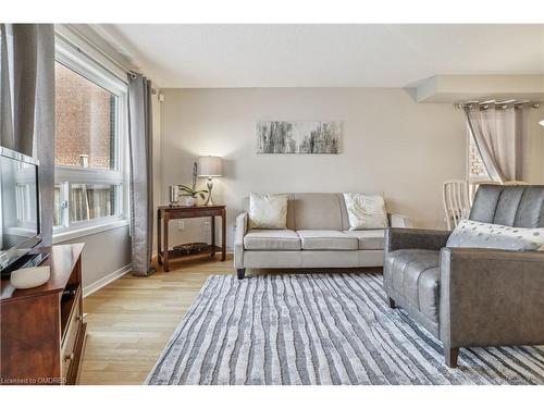 3833 Freeman Terrace, Mississauga, ON - Indoor Photo Showing Living Room