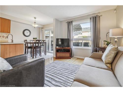 3833 Freeman Terrace, Mississauga, ON - Indoor Photo Showing Living Room