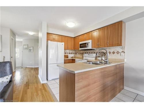 3833 Freeman Terrace, Mississauga, ON - Indoor Photo Showing Kitchen With Double Sink