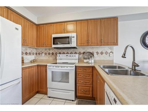 3833 Freeman Terrace, Mississauga, ON - Indoor Photo Showing Kitchen With Double Sink