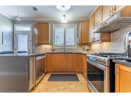 2270 Dunforest Crescent, Oakville, ON - Indoor Photo Showing Kitchen With Upgraded Kitchen