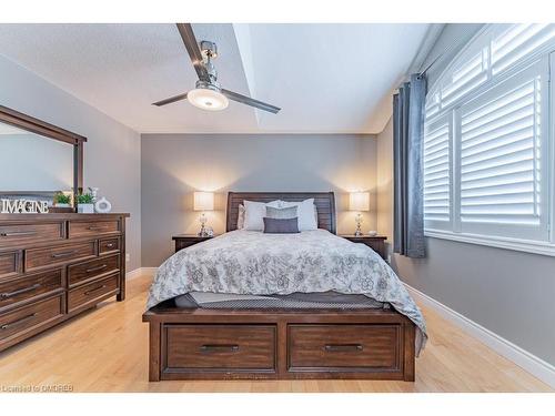 2270 Dunforest Crescent, Oakville, ON - Indoor Photo Showing Bedroom