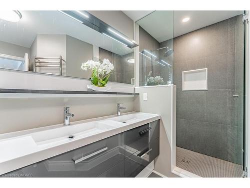 2270 Dunforest Crescent, Oakville, ON - Indoor Photo Showing Bathroom