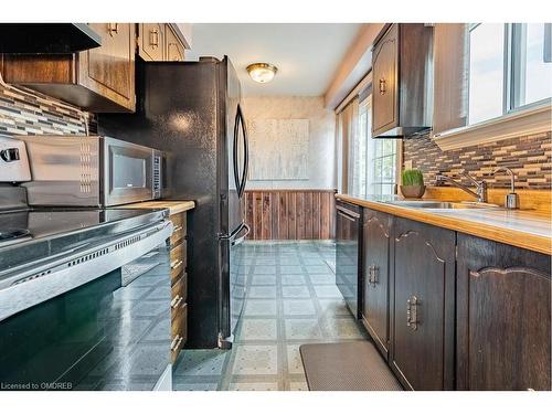 769 Cabot Trail, Milton, ON - Indoor Photo Showing Kitchen