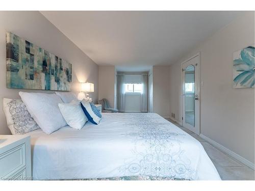 769 Cabot Trail, Milton, ON - Indoor Photo Showing Bedroom