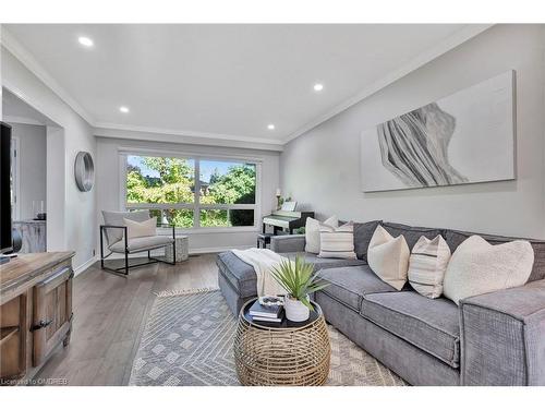 19-5475 Lakeshore Road, Burlington, ON - Indoor Photo Showing Living Room