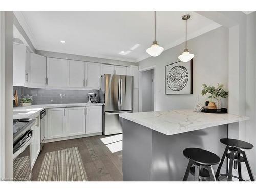 19-5475 Lakeshore Road, Burlington, ON - Indoor Photo Showing Kitchen With Upgraded Kitchen