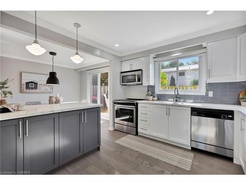 19-5475 Lakeshore Road, Burlington, ON - Indoor Photo Showing Kitchen With Double Sink With Upgraded Kitchen