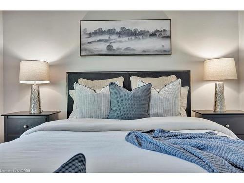 19-5475 Lakeshore Road, Burlington, ON - Indoor Photo Showing Bedroom