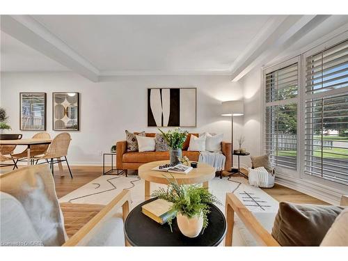 330 Duncombe Drive, Burlington, ON - Indoor Photo Showing Living Room