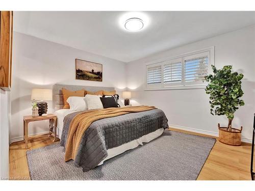 330 Duncombe Drive, Burlington, ON - Indoor Photo Showing Bedroom