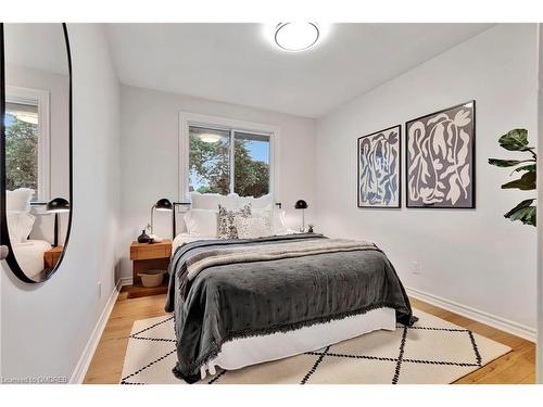 330 Duncombe Drive, Burlington, ON - Indoor Photo Showing Bedroom