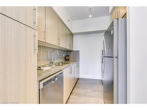 205-65 Speers Road, Oakville, ON - Indoor Photo Showing Kitchen