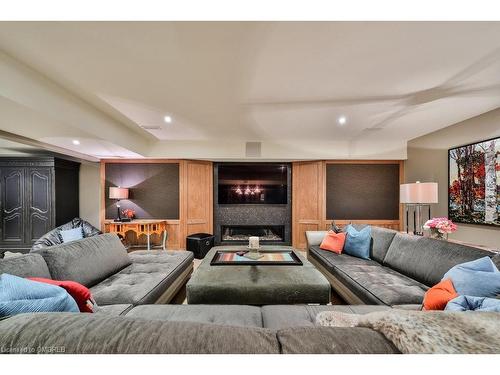 1600 Jalna Avenue, Mississauga, ON - Indoor Photo Showing Living Room